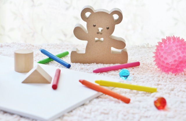 クマのおもちゃと積み木とカラフルなペン